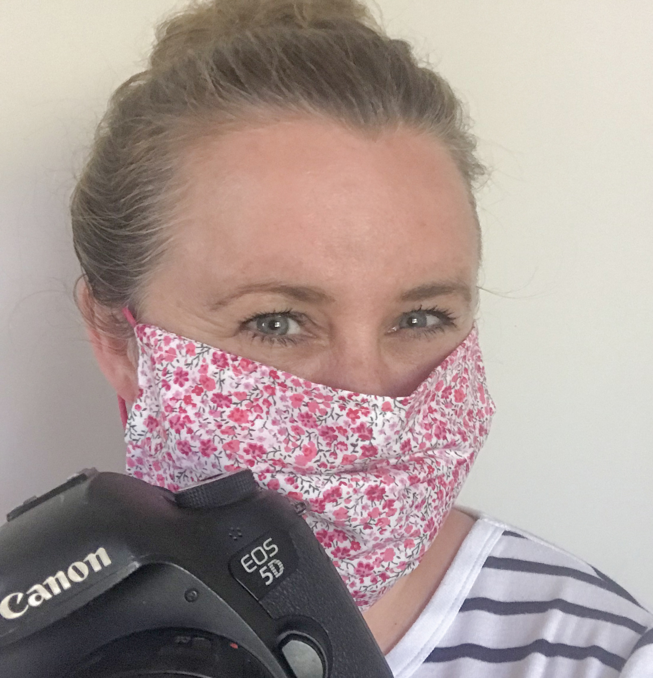 Social distancing photographer